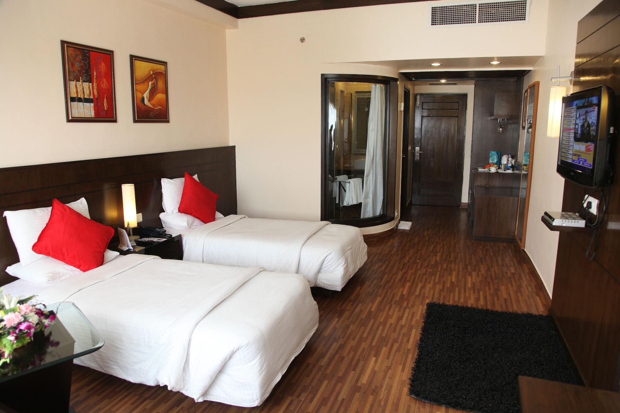 Hotel Pal Heights Бхубанешвар Екстериор снимка