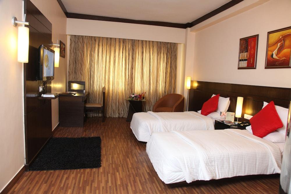 Hotel Pal Heights Бхубанешвар Екстериор снимка