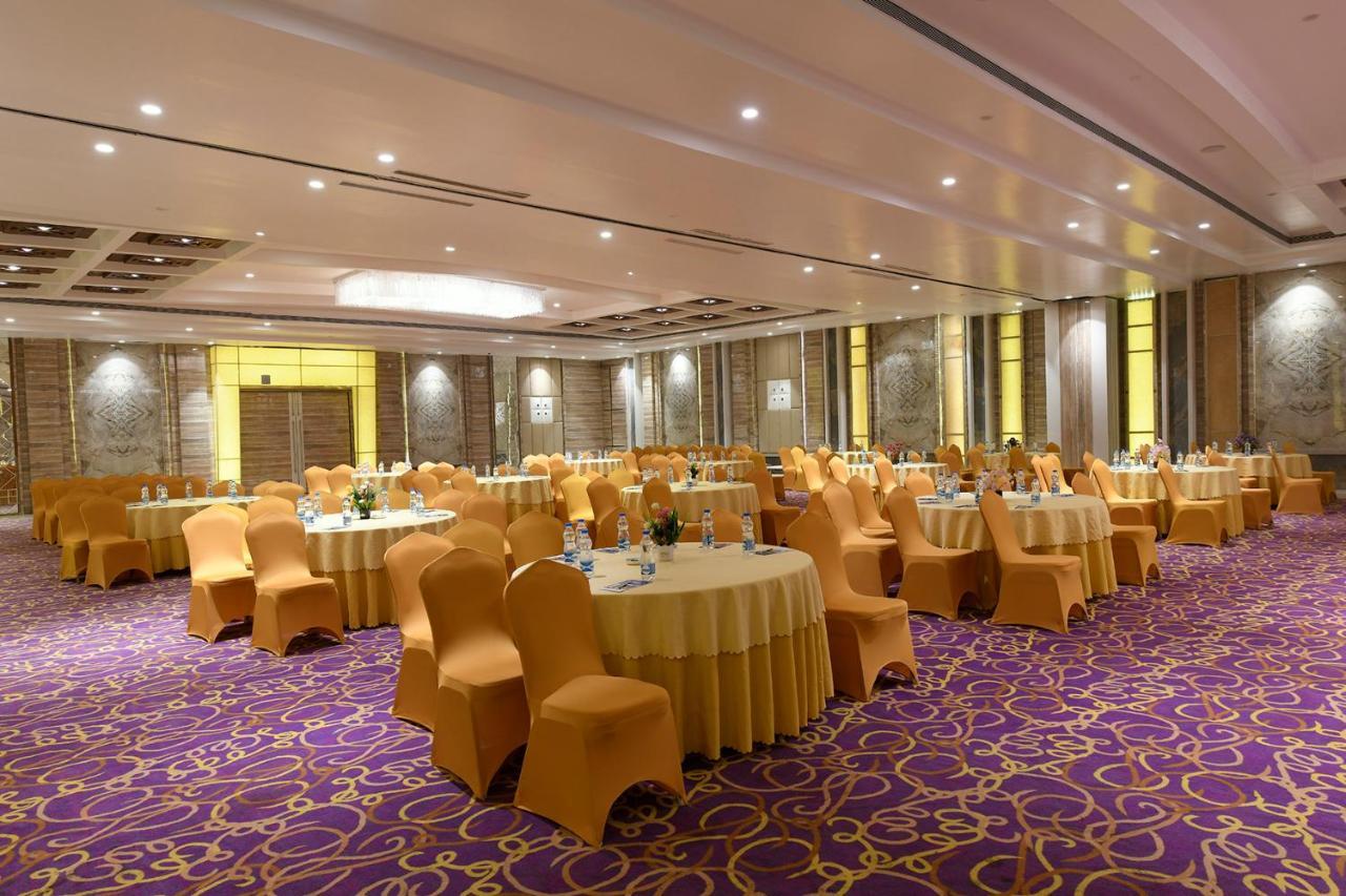 Hotel Pal Heights Бхубанешвар Екстериор снимка