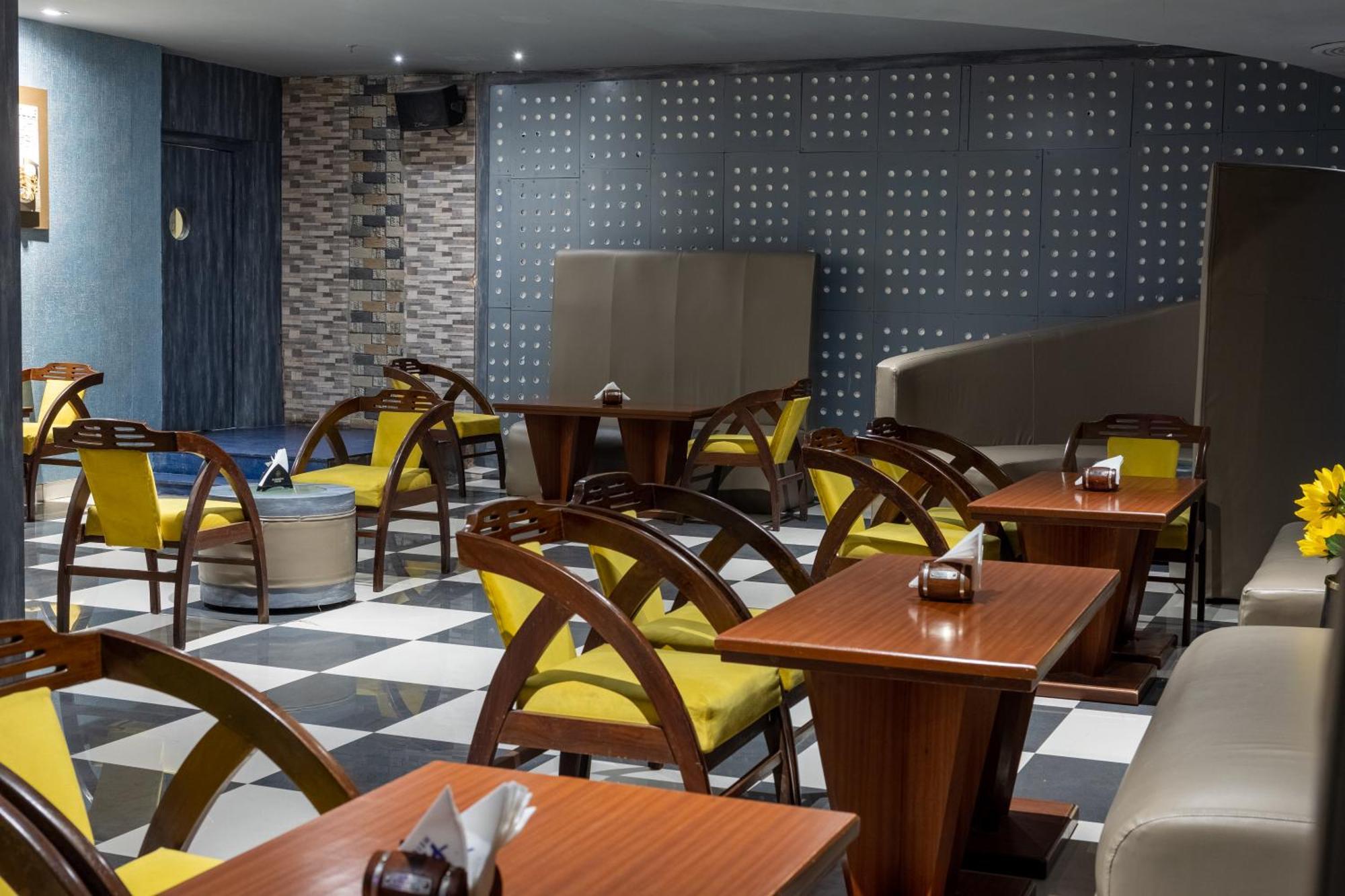 Hotel Pal Heights Бхубанешвар Екстериор снимка