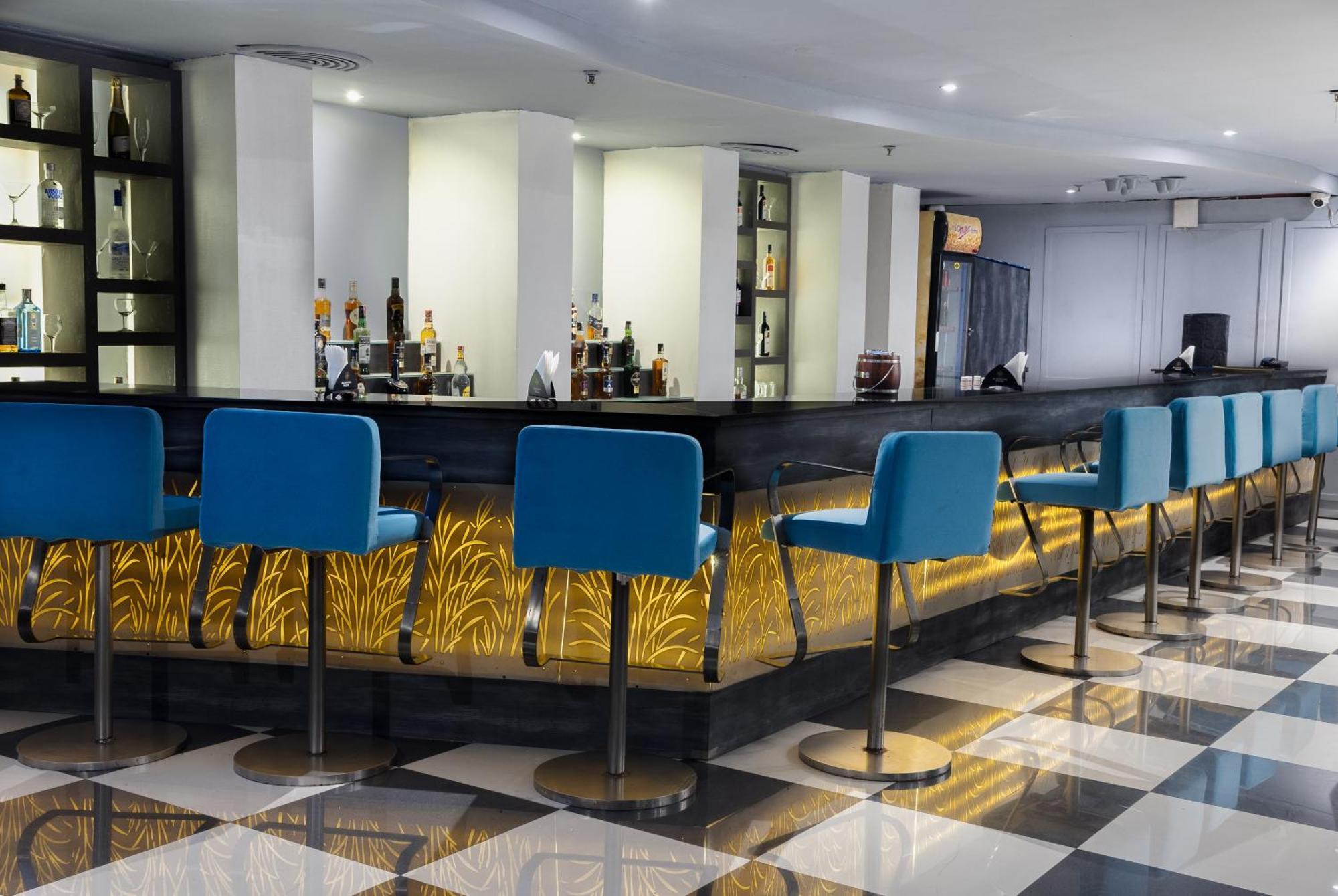 Hotel Pal Heights Бхубанешвар Екстериор снимка