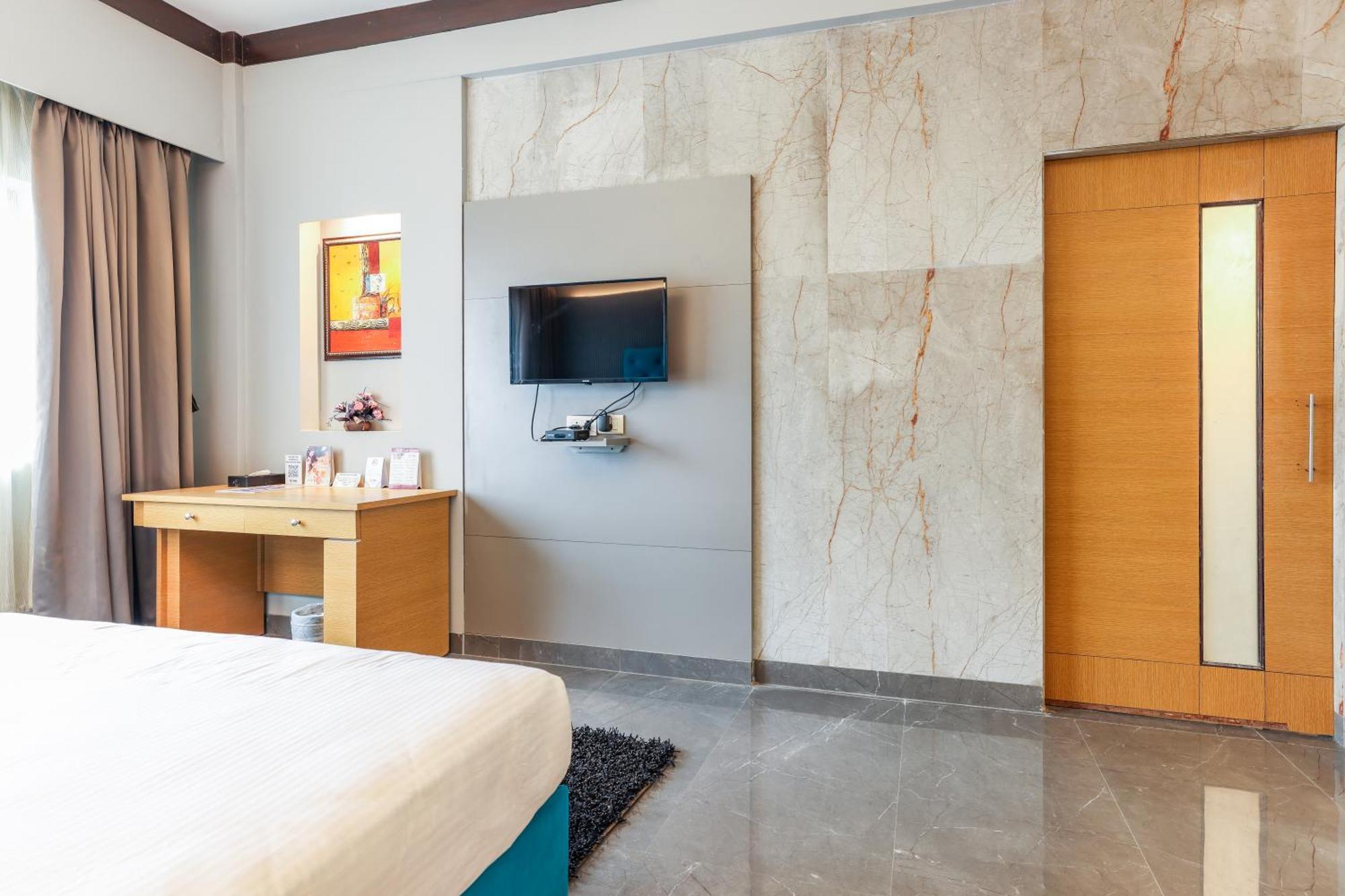 Hotel Pal Heights Бхубанешвар Екстериор снимка