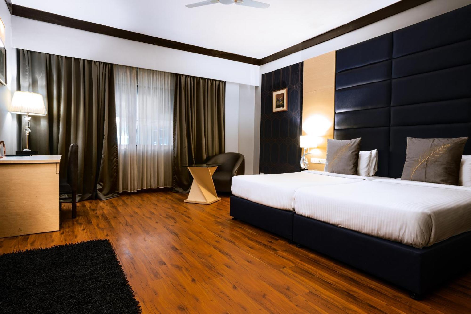 Hotel Pal Heights Бхубанешвар Екстериор снимка