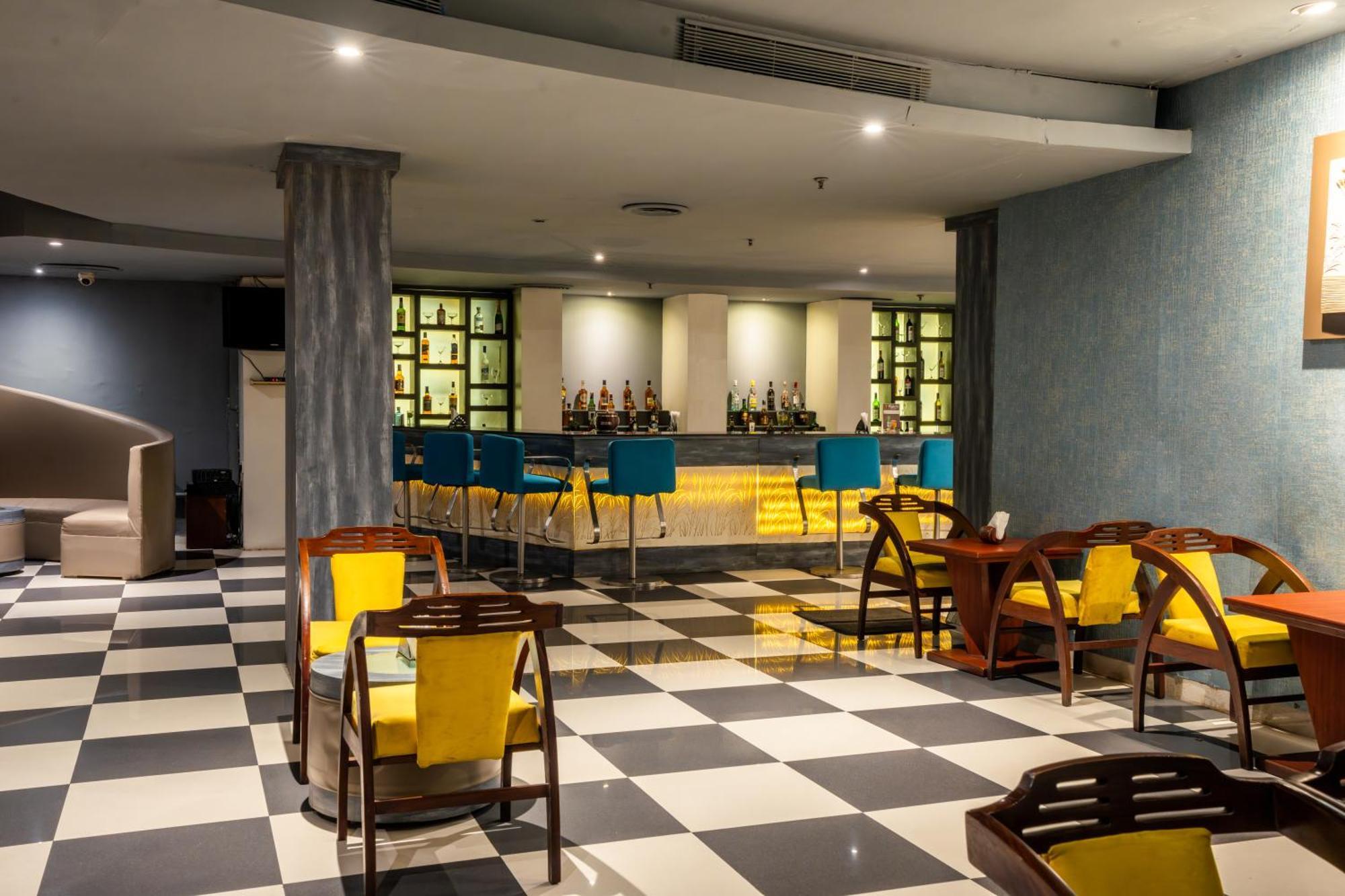 Hotel Pal Heights Бхубанешвар Екстериор снимка