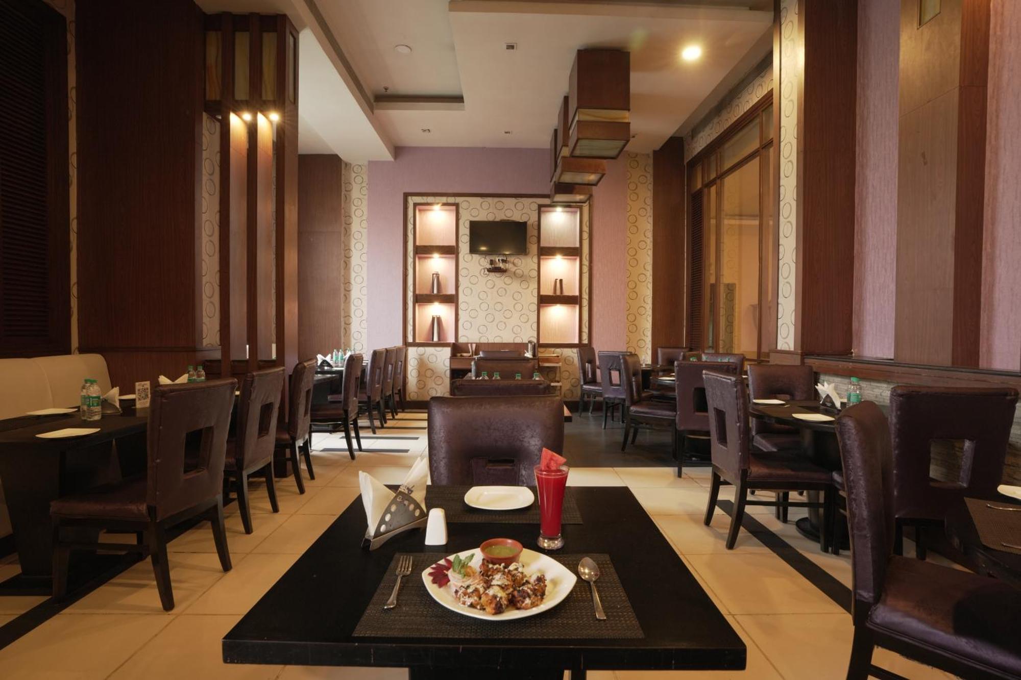 Hotel Pal Heights Бхубанешвар Екстериор снимка