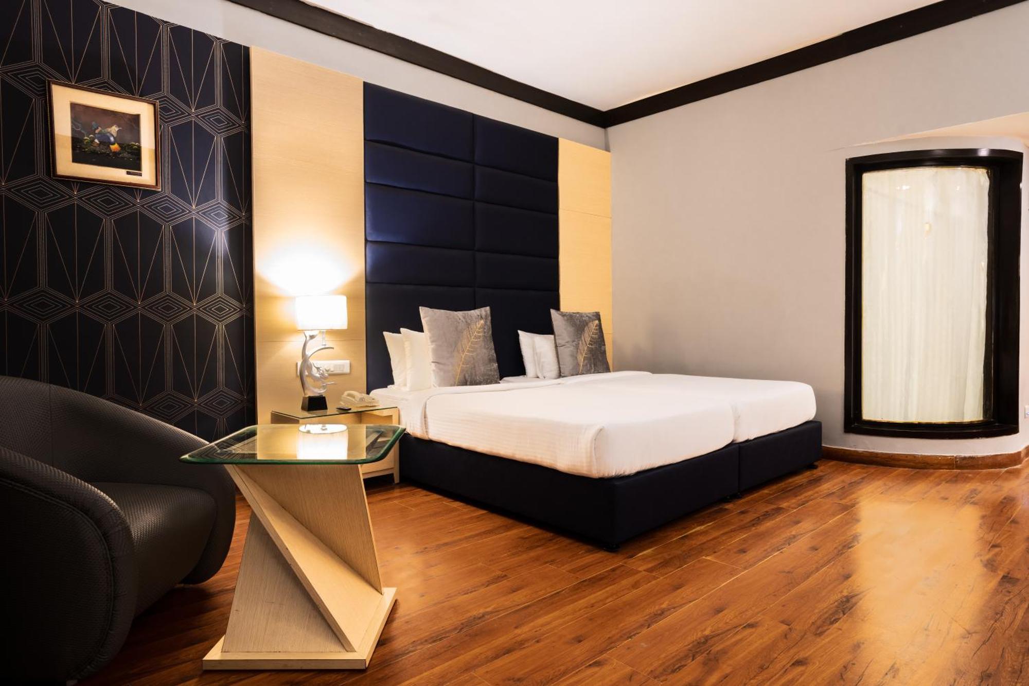 Hotel Pal Heights Бхубанешвар Екстериор снимка